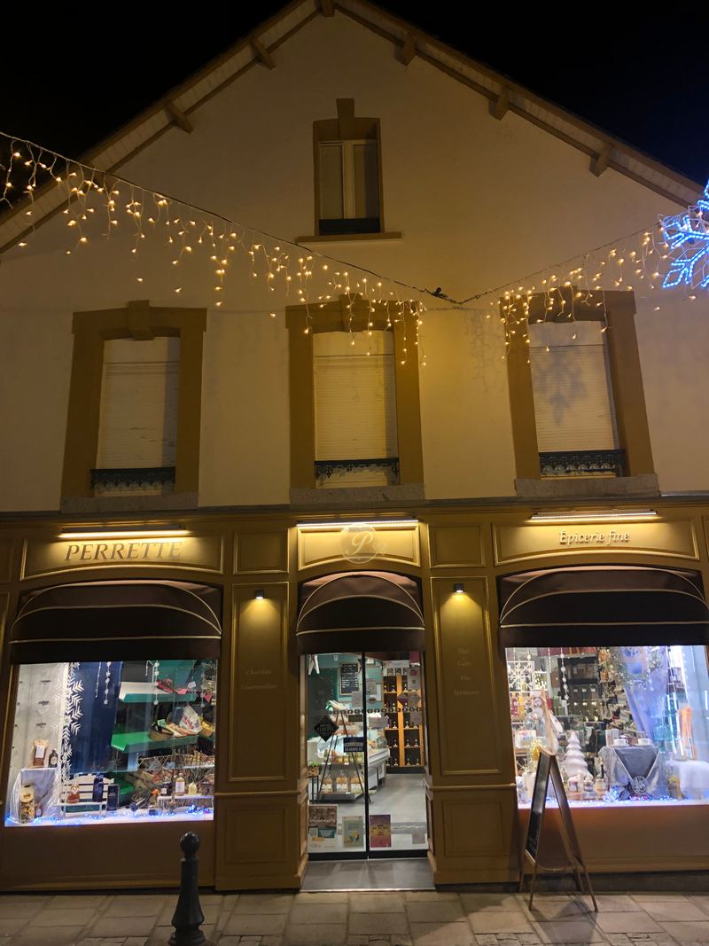 La devanture illuminée le soir
