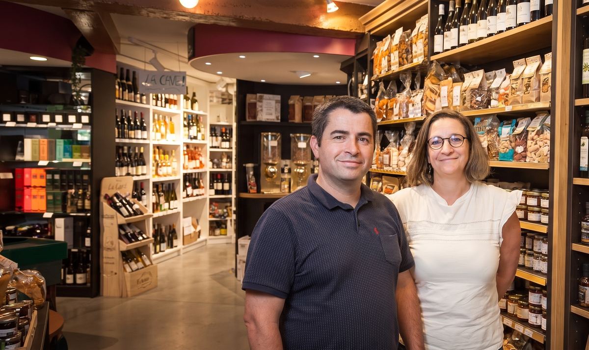 Laetitia et Mikaël dans la boutique, devant les rayons d'épicerie fine
