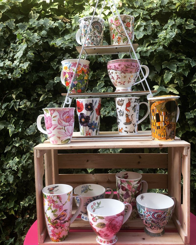 Mugs et services à thé en vitrine