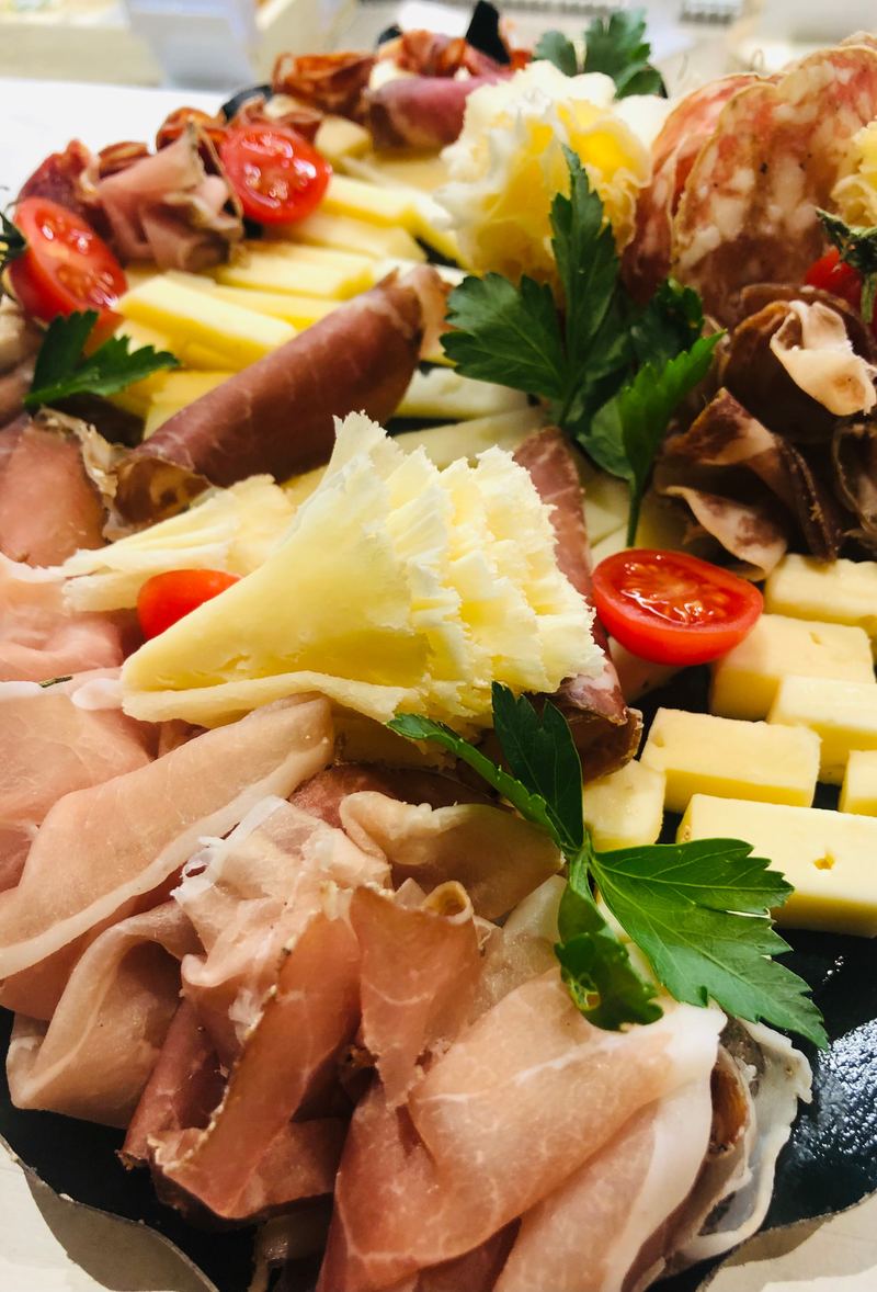 Plateau de fromages et de charcuterie composé à la boutique