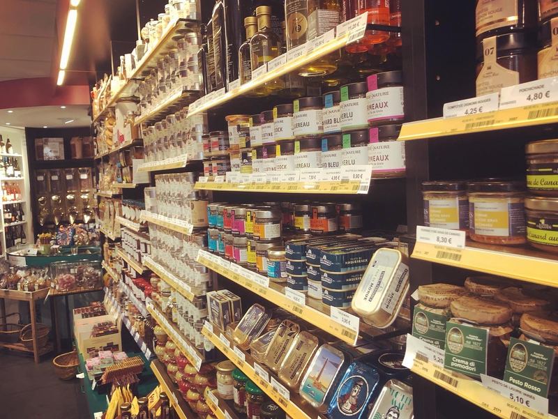 Le rayon épicerie fine et ses étagères garnies