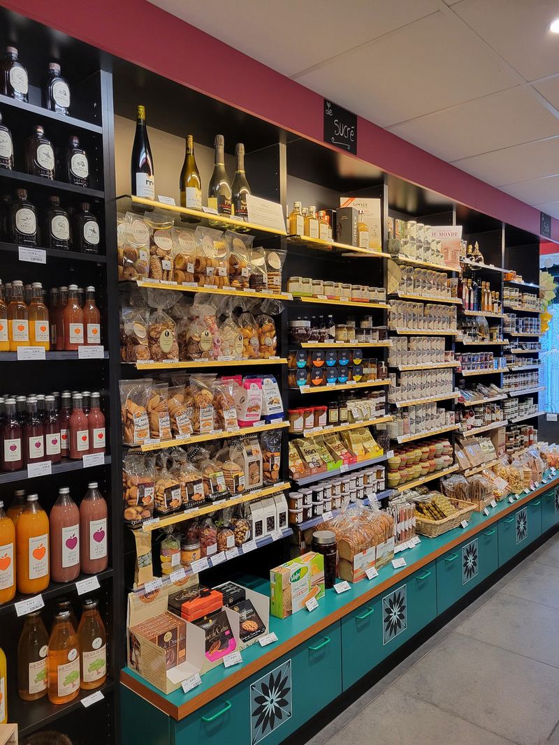 Le rayon épicerie sucrée et salée, confitures, huiles et biscuits