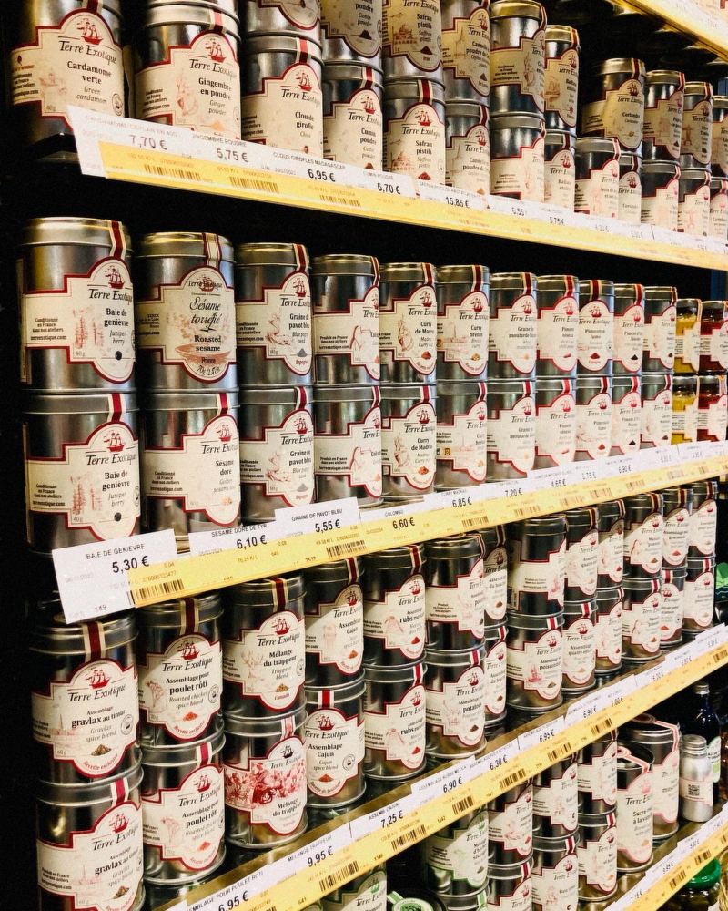 La cave à thé, boîtes de thés Dammann Frères alignées sur les étagères