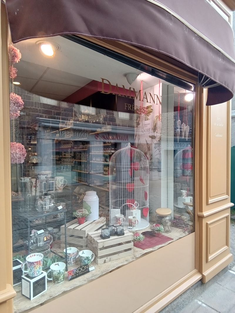 La vitrine de la boutique, rue de l'Horloge